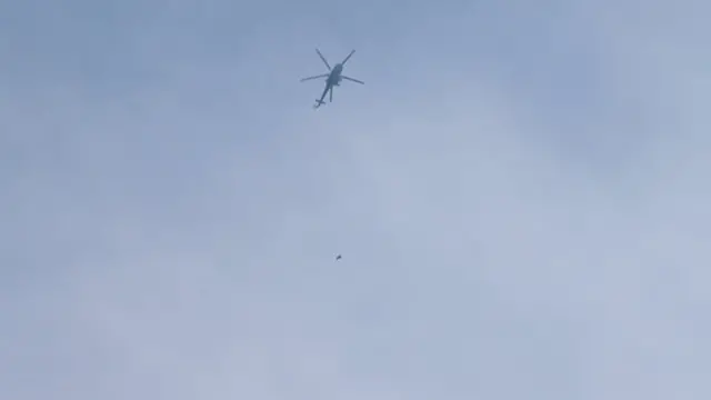 Suriye ordusuna ait bir helikopter İdlib'i bombalıyor
