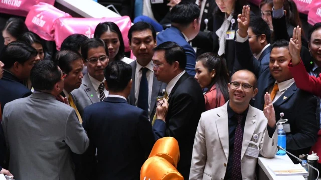 บรรยากาศการหารือของ ส.ส. รัฐบาล ฝ่ายค้าน และ ส.ว. ในระหว่างที่ประธานรัฐสภาสั่งพักการประชุม ก่อนที่รัฐสภาจะมีมติเห็นชอบให้แต่งตั้ง กมธ.