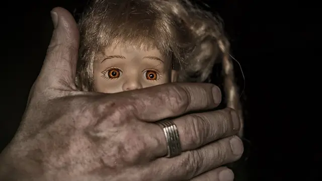 புதுவை அருகே பள்ளி வளாகத்தில் சிறுமி பாலியல் பலாத்காரம் செய்யப்பட்டது குறித்து போலீசார் விசாரணை நடத்தி வருகிறார்கள்.