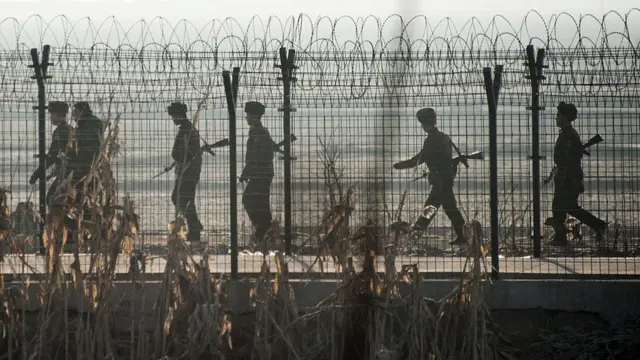 Militares de Corea del Norte en la frontera con China