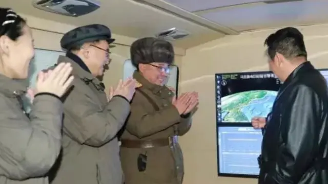 북한 노동신문이 지난달 12일 공개한 사진에는 김정은 국무위원장이 미사일 시험 발사 현장에 참관한 자리에 김여정 노동당 부부장도 참석해 박수를 치고 있다