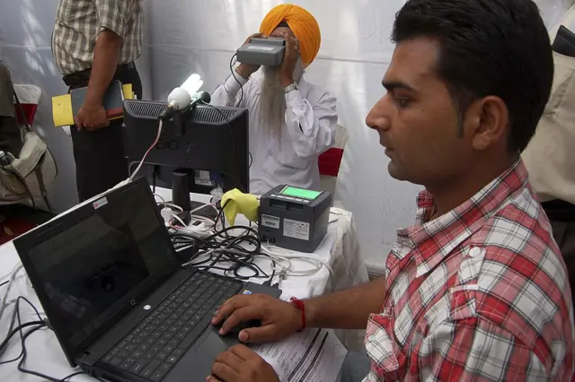 ஆதார்: உங்கள் வீட்டுக்குள் ஊடுருவிய உளவாளியா, காவல்காரனா?