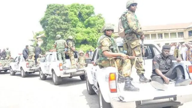 Awọn ologun Operation Burst ninu ọkọ wọn