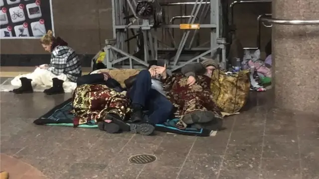 શનિવારે જ્યારે થોડીક વાર માટે બૉમ્બાર્ડિંગ બંધ થયું હતું ત્યારે અનસ ખાવા-પીવાનો સામાન લેવા માટે બંકરમાંથી બહાર નીકળ્યા હતા, વહીવટીતંત્રએ થોડીક વાર માટે જીવનજરૂરી સામાનોની દુકાનો ખોલાવી હતી