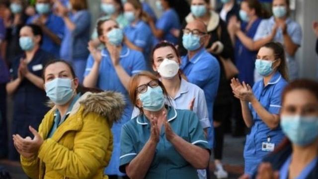 医护人员也以集体鼓掌庆祝NHS诞生72周年