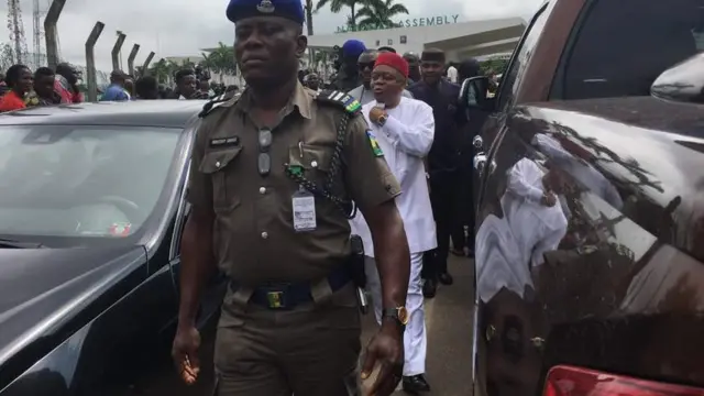 Tori be say security first block Senators wey no dey support Presido Muhammadu Buhari not to enta di National Assembly complex but dem don allow dem now