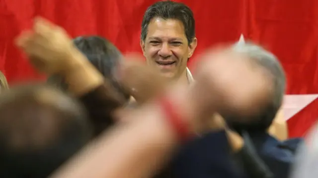 Fernando Haddad é observado por outras pessoasjogos que não precisa instalarencontro do PT