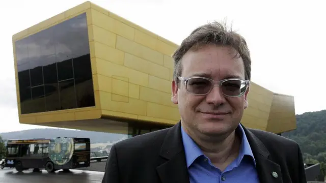 Harald Meller em frente a construção com aspecto contemporâneo