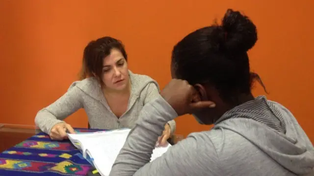 Beatriz Affonso, diretora do programa do Cejil para o Brasil, e Y., irmã de vítima