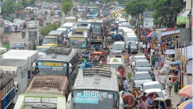 বিশ্লেষকরা বলছেন, তহবিল তৈরির চেয়ে সড়ক ব্যবস্থাপনায় জোর দেয়া বেশি জরুরি