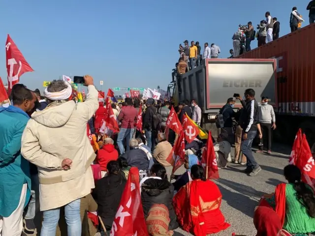 ஷாஜஹான்பூரில் குவியத் தொடங்கிய விவசாயிகள்.