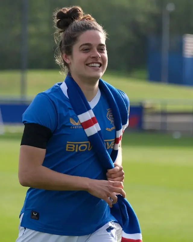 레인저스FC의 테셀 미다그를 비롯한 몇몇 축구선수들은 FIFA에 서한을 보내, 카타르가 탄소 중립 월드컵이라는 홍보를 중단하고 최후의 수단으로만 상쇄를 사용해야 한다고 촉구했다