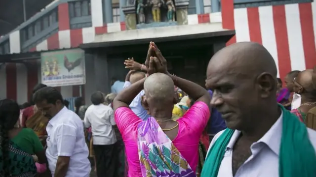 سر منڈواتے لوگ