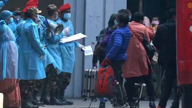 চীনের উহান থেকে ফেরত আসা বাংলাদেশিদের স্বাস্থ্য পরীক্ষার জন্য নিয়ে যাওয়া হচ্ছে