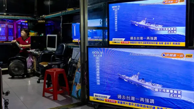 La televisión local retrasmite lo que está sucediendo.