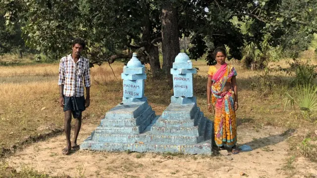 सत्यम मडकाम अपने दोनों भाइयों की समाधि के पास