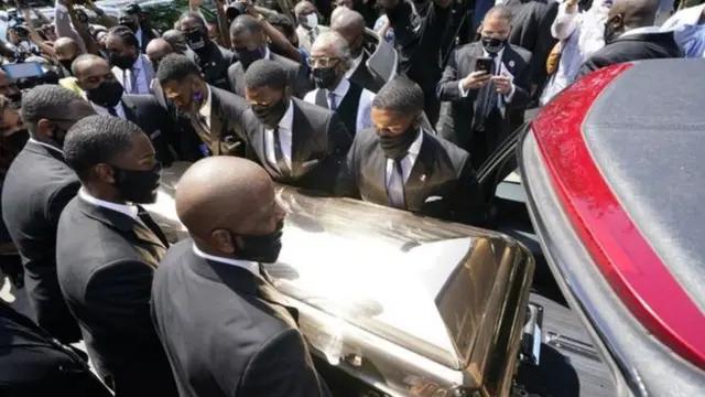 Isanduku irimo umurambo wa George Floyd ubwo yashyirwaga mu modoka