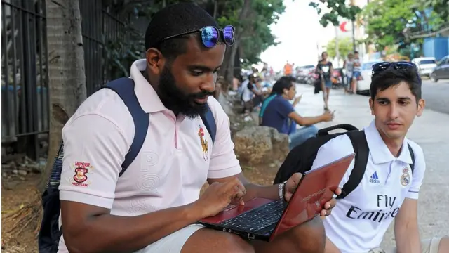 Homem usando laptopbônus do bet365Cuba