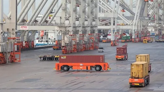 Roboti zinazofanya kazi pamoja: Huko Rotterdam, toroli zinazoongozwa husogeza makontena kuzunguka bandari