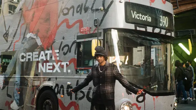La obra de Nav en un autobús de Londres.