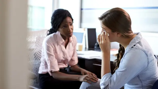 Когда мы видим плачущего, нам хочется его поддержать