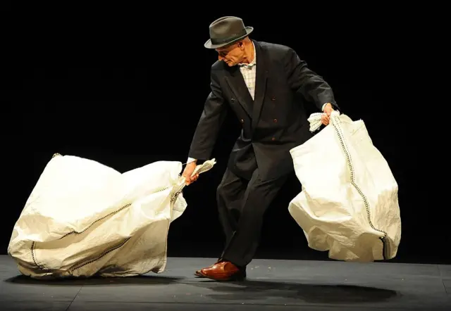 Актер Брюс Майерс во время лос-анджелесской премьеры спектакля Питера Брука "Великий инквизитор" по Достоевскому. 7 апреля 2011 г.