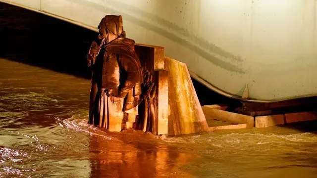 Статуя Зуава, за якою вимірюється рівень води в Сені, 25 січня
