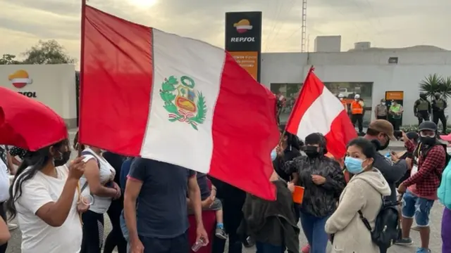 Pescadores protestan frente a la refinería de La Pampilla.