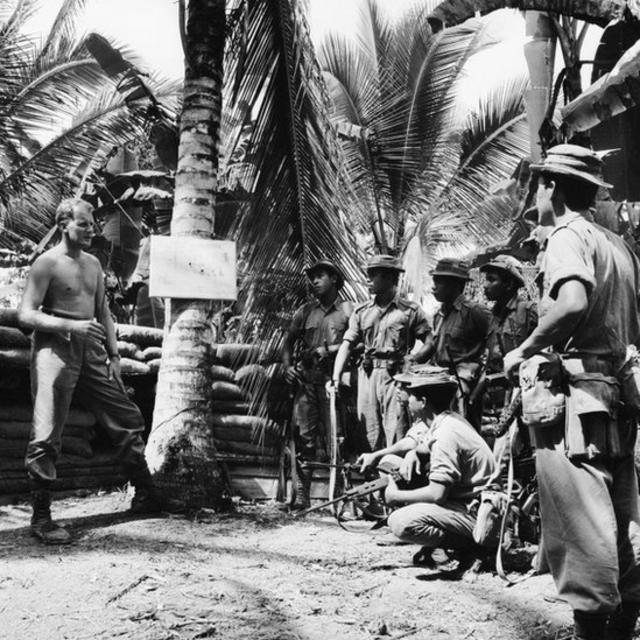Seorang mayor Inggris memberi arahan kepada para pajuritnya untuk menghadapi pasukan Indonesia yang menyusup ke Tawau, Sabah, Kalimantan Utara, Maret 1965.