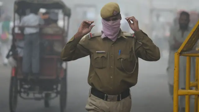 டெல்லியில் நச்சுப் புகையால் 'சுகாதார ரீதியான அவசர நிலை' நிலவுவதாகக் இந்திய மருத்துவக் கழகம் கூறியுள்ளது.