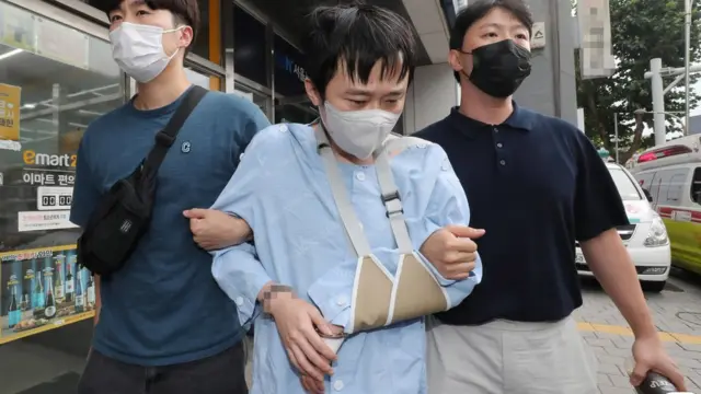 신당역 살인사건 가해자 전주환이 한 병원에서 치료를 마치고 경찰관들에 의해 호송되고 있다