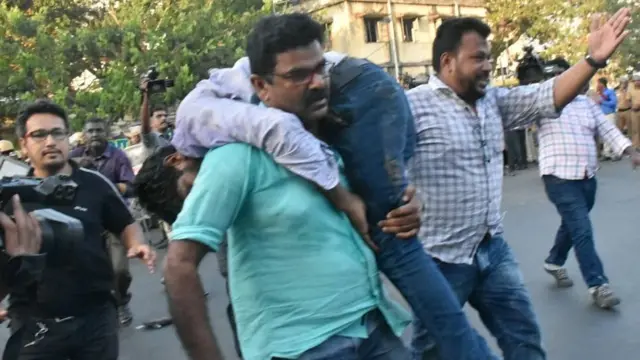 பூட்டு போடும் போராட்டம் முதல் சிக்ஸர் வரை! - நேற்றைய சேப்பாக்கம் காட்சிகள்