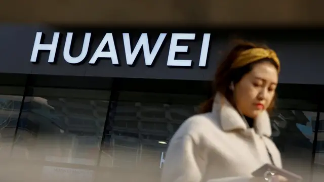 北京华为店外女子