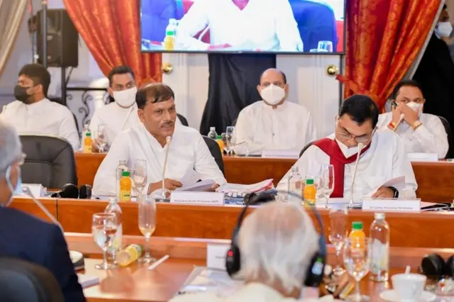 parties discussing economic crisis