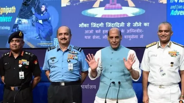 राजनाथ सिंह के साथ तीनों सेना प्रमुख