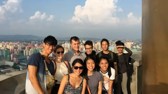 (캡션) 2016년 주체 타워에서 다른 외국인 강사들과 캘빈 추아