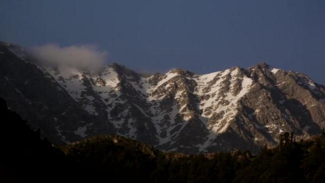 O monastério do Dalai Lama tem vista para picos cobertos de neve do Himalaia