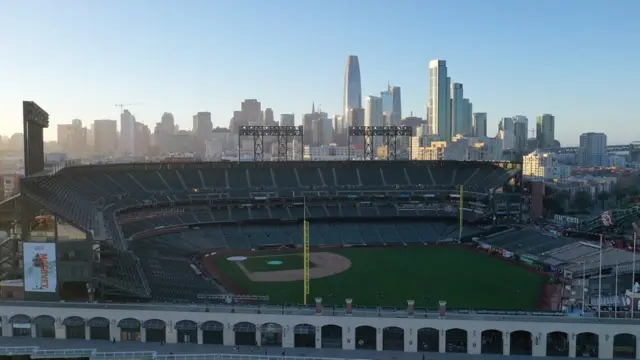 Vista aérea do Oracle Park, onde joga o San Francisco Giants,jack pot city online casinodia ensolarado e com prédios ao fundo