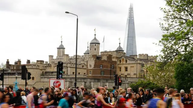 قد يبدو برج لندن في مقدمة الصورة قزما مقارنة بناطحة سحاب "شارد"