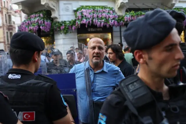 HDP milletvekili Ahmet Şık da Taksim Meydanı'nda gerçekleştirilen toplanmaya katıldı