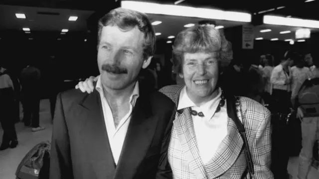 Эрика Мастерс и ее сын Тони по прилету в Сидней. Обна они были пассажирами рейса ВА 149