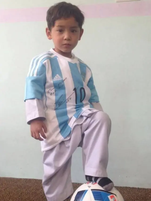 مرتضی احمدی با لباس امضاء‌شده‌ای که مسی برایش فرستاد