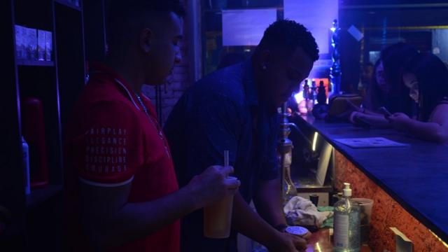 Pedro Benedito prepara narguilé para clientebet365 corrida de cavalostabacaria na zona lestebet365 corrida de cavalosSão Paulo