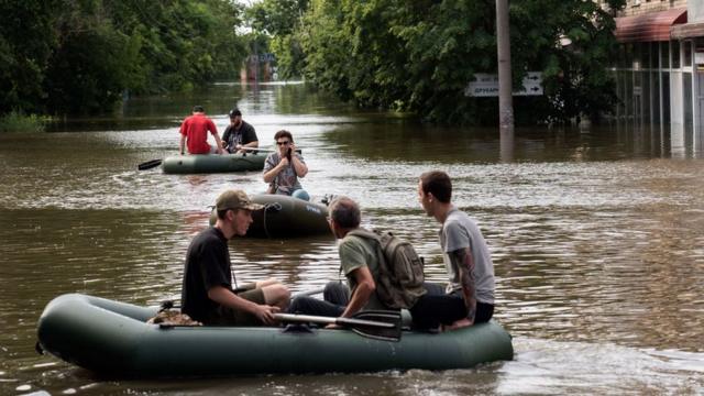 Голышом на крыше дома... (19 фото)