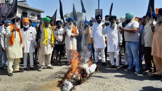 సంగత్ పురాలో రైతుల బ్లాక్ డే