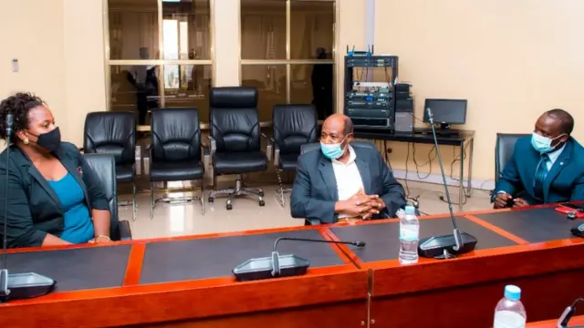 Rusesabagina hamwe n'abunganizi afise mu Rwanda, abo umuryango wiwe utemera