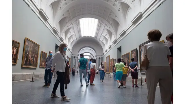 посетители в музее