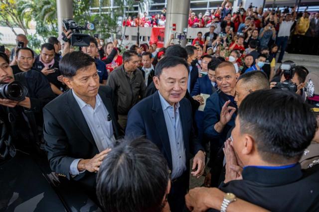 Ông Thaksin Shinawatra chào người ủng hộ khi ông đến trụ sở đảng Pheu Thai ở Bangkok vào ngày 26 tháng 3 năm 2024