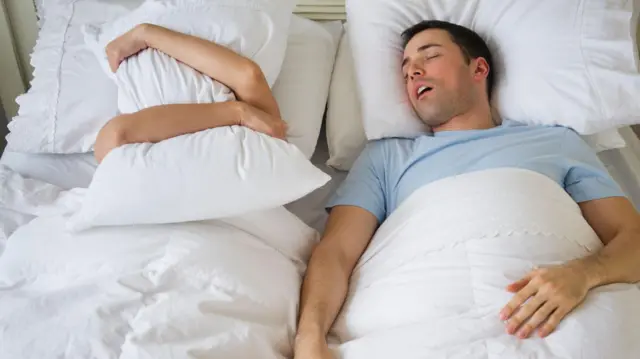 yatakta horlayan erkek