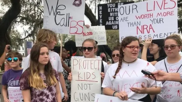 بازماندگان تیراندازی فلوریدا که ۱۷ کشته به جا گذاشت برای فشار بر قانون‌گذاران و اقدام در زمینه مهار سلاح در مرکز این ایالت راهپیمایی کرده‌اند.